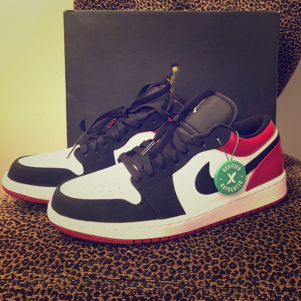 NWT AND BOX NIKE JORDAN 1 LOW BLACK TOE SIZE 9 MEN